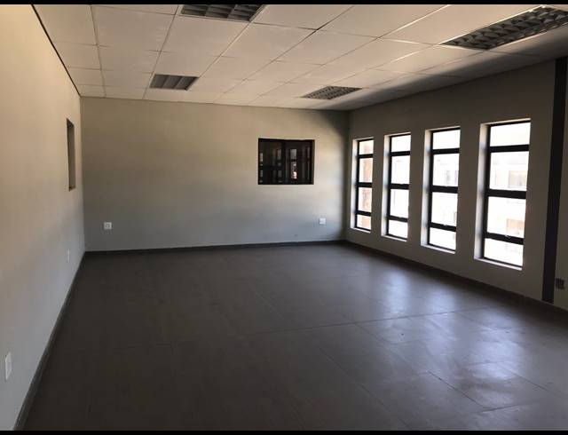 350M² WAREHOUSE TO LET IN WYCHWOOD